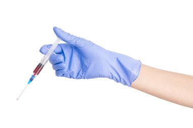 Mavi nitril eldivenli el beyaz arka planda kırmızı sıvıyla birlikte şırınga tutuyor. Şırıngada kan. Siyah sıvılı tıbbi şırınga. - Uyuşturucu. Vitaminler. İlaçlar.