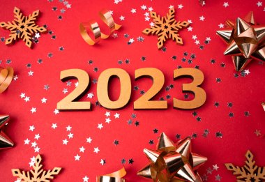 Noel, kış, yeni yıl konsepti. Mutlu Noeller ve mutlu yıllar. Noel, kış, yeni yıl konsepti. Tatil günü. Mutlu yıllar 2023 posteri. Büyük altın 2023 rakamlı Noel arkaplanı. 