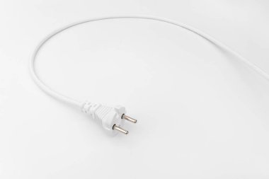 Beyaz arka planda elektrik prizi. Avrupa elektrik prizi beyaz arka planda izole edildi. Fişi olan beyaz güç kablosu. Güç kablosu yakın plan