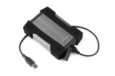 Dış USB sabit diski beyaz arkaplanda izole edildi. Su geçirmez harici hard disk. Bilgisayara bağlanmak için sabit disk, bilgisayar ve sabit disk arasında veri aktarımı.