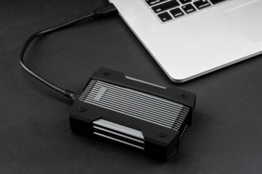 Dış USB sabit diski beyaz arkaplanda izole edildi. Su geçirmez harici hard disk. Bilgisayara bağlanmak için sabit disk, bilgisayar ve sabit disk arasında veri aktarımı.