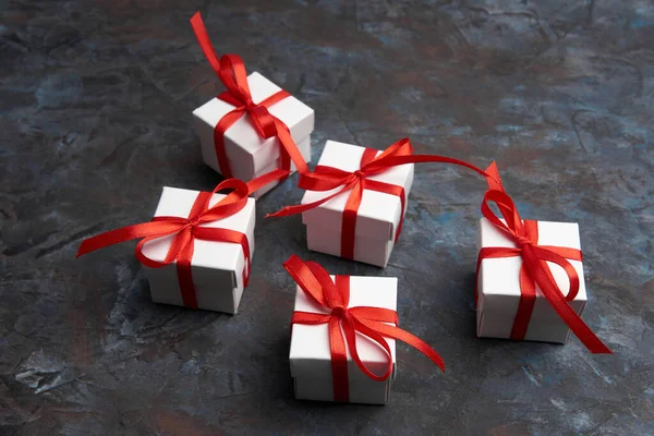 Біла Коробка Червоним Стрічковим Луком Різдвяні Подарунки Прості Класичні Червоні — стокове фото