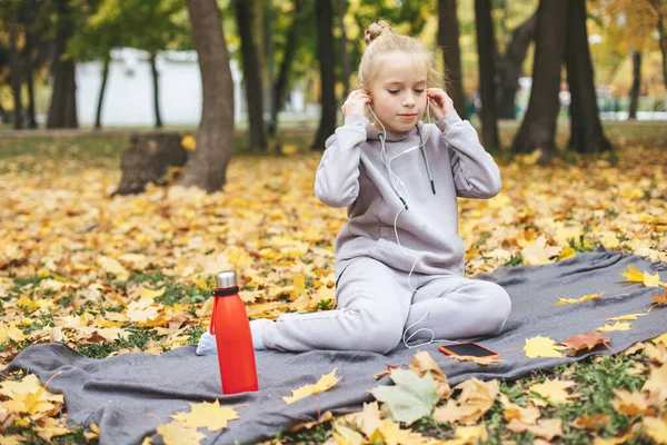 Gen z dospívající dívka pomocí smartphote venku na podzim. — Stock fotografie