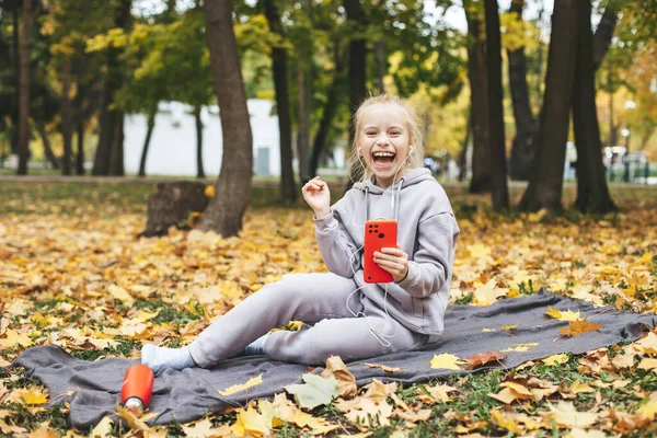 Gen z dospívající dívka pomocí smartphote venku na podzim. — Stock fotografie