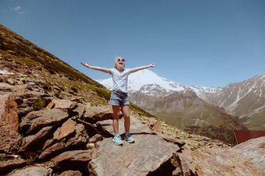Yazın Kafkasya dağlarında yürüyüş yapan mutlu ergen kızlar..