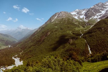 Yazın Elbrus bölgesinin resimli görüntüsü.