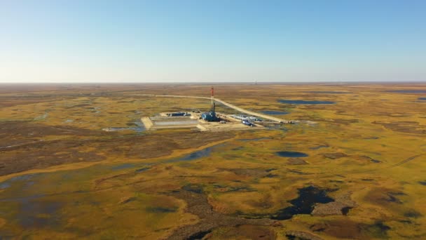 Tundra 'da sondaj sondajı. Mavi göller, Kırmızı tundra hava manzarası. Etrafı göller ve turuncu alanlarla çevrili sondaj platformu — Stok video