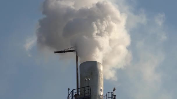 Humo de chimenea. Primer plano. El vapor sube. El humo escapa de la tubería bajo presión. El humo vuela rápido desde la chimenea — Vídeo de stock