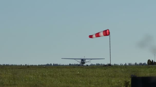 Αεροπλάνο και μαντήλι. αερόμπικ. Το αεροπλάνο κινείται. Πράσινο γρασίδι. αεροπλάνο στον διάδρομο — Αρχείο Βίντεο