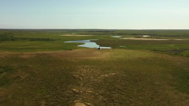 Jurt på kullen. Flygfoto. Det är Wigwam. Sjöar. Floden. Gröna fält, skog. Ett vackert landskap — Stockvideo