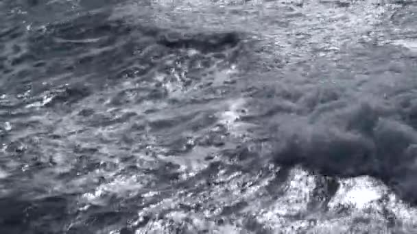 Vlny na moři. Pohled z lodi. Sluneční paprsky z mraků. — Stock video