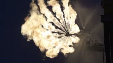 Meşale yanıkları. Gaz ocağı. Gaz sızıntısı. Sondaj platformunda gaz yanıkları var. Mavi gökyüzündeki sarı alev