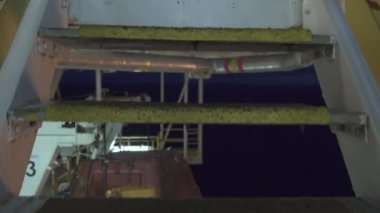 Helikopter pistine erişim. Merdivenlerden yukarı. Endişe. Helikopterden çıkın. Sondaj platformundaki helikopter pistine giden yol.