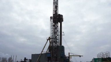 Sondaj kulesi. Gökyüzüne karşı sondaj platformu