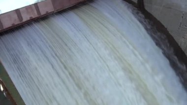 Su barajından yüksek hızda akıyor. Demir kirişin altından su fışkırtıyor. Basınç altında su. Akış.