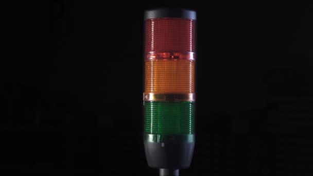 Industriële controle licht indicator. Rode indicator knippert. Donkere achtergrond — Stockvideo