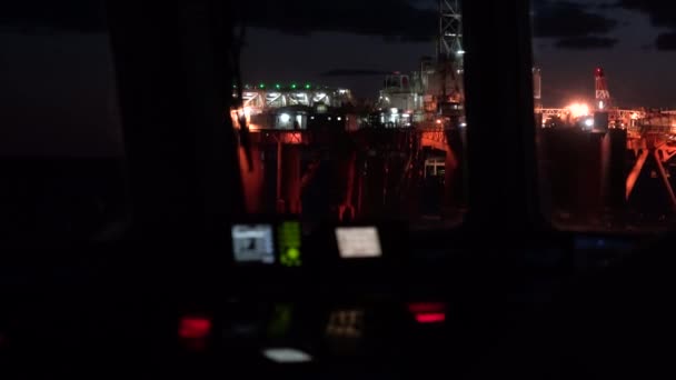 Piattaforma di perforazione offshore in luci. Vista dai finestrini delle navi ponte a RIG. Buonasera. Ciao. RIG illuminato — Video Stock