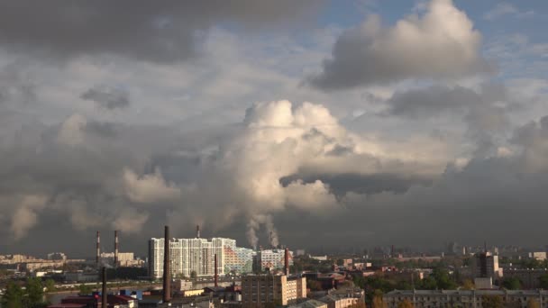 Felhők a kéményekből. Sok cső van az ipari, lakóövezetben. Nagy felhők a város felett a hőerőmű csövei miatt. Sok cső körül lakóépületek