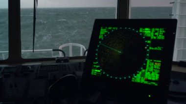Fırtınada bir gemi. Radar ve kontrol paneli, gemiler köprüsü.