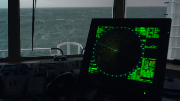 Schip in storm. Radar en bedieningspaneel, scheepsbrug. — Stockvideo