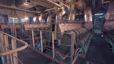 Geminin makine dairesi. Dizeller. Tankerde büyük bir makine dairesi var. Genel plan