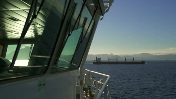 Frachtschiff. Brückenfenster von außen. Bulker segelt im Hintergrund Lizenzfreies Stock-Filmmaterial