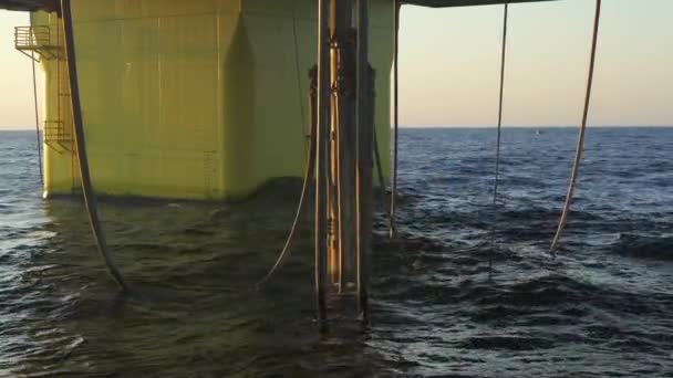 Sotto piattaforma di perforazione offshore. Alzati, tubi, tubi. Piscina lunare. Tubo in acqua — Video Stock