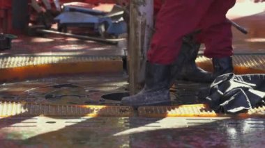 Offshore sondaj platformu. Pervane masası. Manüel fişler çıkarıldı. Sondaj borusu iniyor.