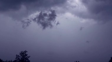 Güçlü bir kasırga ve fırtına sırasında gök gürültülü bir bulutun hareketi. Şimşekler çakıyor.