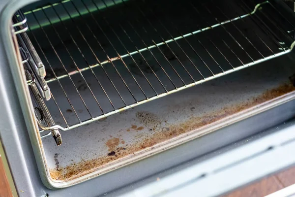 Horno de cocina sucio después de cocinar. El horno es grasiento y manchado —  Fotos de Stock