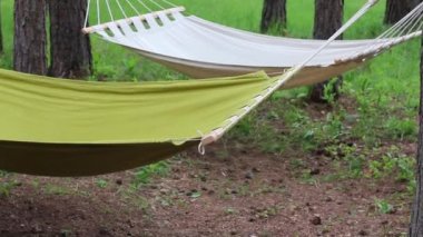 Bahçede beyaz ve yeşil hamak, yakın plan. Rahatlamak için boş hamak