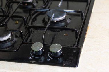 Pişirme sırasında kirli gaz sobası lekeli, yağlı bir soba. Evin dağınıklığı.