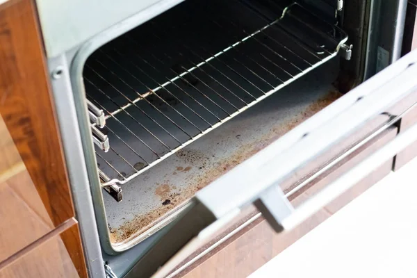 Dirty kitchen oven after cooking. The oven is greasy and stained — Stock Photo, Image