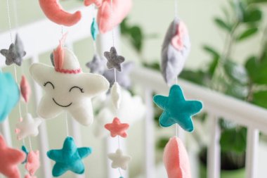 Tekstil yumuşak oyuncaklar bebeğin beşiğinin üzerinde döner. Beşik için cep telefonu. Çocuklar için yıldız işareti olarak zarif ve güzel dekorasyonlar. Makro çekim