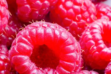 Olgun ahududulu makro shot. Meyve arka planı. Seçmeli odak