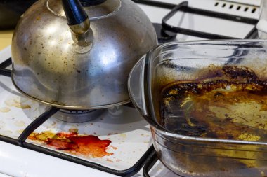 Kirli gaz ocağı. Pişirdikten sonra fırın. Mutfakta bir karışıklık var..