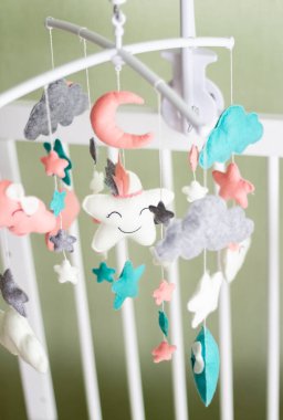 Tekstil yumuşak oyuncaklar bebek beşiğinin üzerinde döner. Beşik için mobil.
