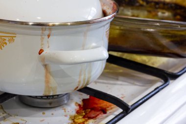 Mutfakta kirli bir gaz ocağı var..