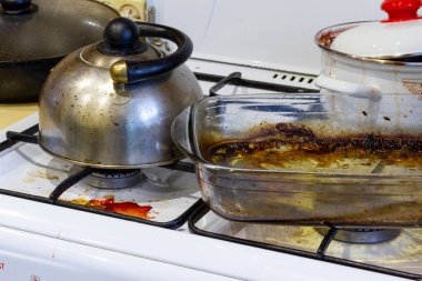 Pişirme sırasında kirli gaz sobası lekeli, yağlı bir soba. Evin dağınıklığı.