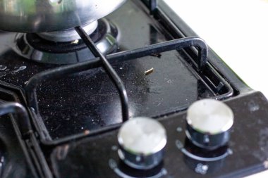 Pişirme sırasında kirli gaz sobası lekeli, yağlı bir soba. Evin dağınıklığı.