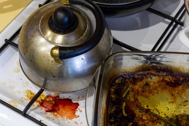 Mutfakta kirli bir gaz ocağı var..