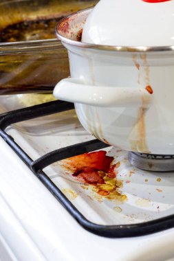 Pişirme sırasında kirli gaz sobası lekeli, yağlı bir soba. Evin dağınıklığı.