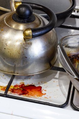 Mutfakta kirli bir gaz ocağı var..