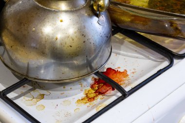 Mutfakta kirli bir gaz ocağı var..