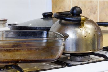 Pişirme sırasında kirli gaz sobası lekeli, yağlı bir soba. Evin dağınıklığı.