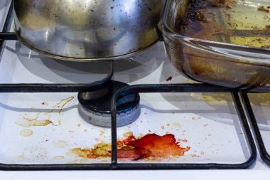 Kirli gaz ocağı. Pişirdikten sonra fırın. Mutfakta bir karışıklık var..