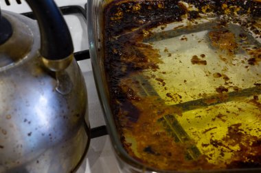 Kirli gaz ocağı. Pişirdikten sonra fırın. Mutfakta bir karışıklık var..