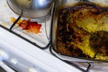 Mutfakta kirli bir gaz ocağı var..