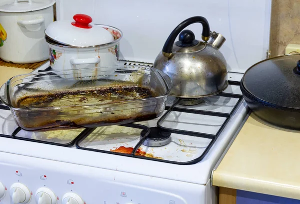 Fogão a gás sujo manchado enquanto cozinha, um fogão em graxa. Uma bagunça na casa — Fotografia de Stock