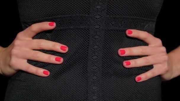 Detailní záběr ženských rukou s červenými nehty, netrpělivě a vášnivě poklepávající prsty na pas, utažené v černém korzetu síťovaných tanečních šatů.Erotické sexy oblečení a spodní prádlo, sexy dívčí koncept. — Stock video